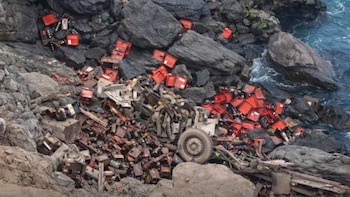 Camión cargado de cerveza cae a un abismo en Arequipa: accidente deja un muerto y heridos en zona de riesgo