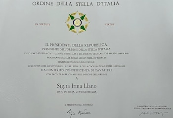 Primer plano de un certificado blanco en italiano para la Orden de la Estrella de Italia con emblema dorado y verde, otorgado a Irma Llano, con firmas