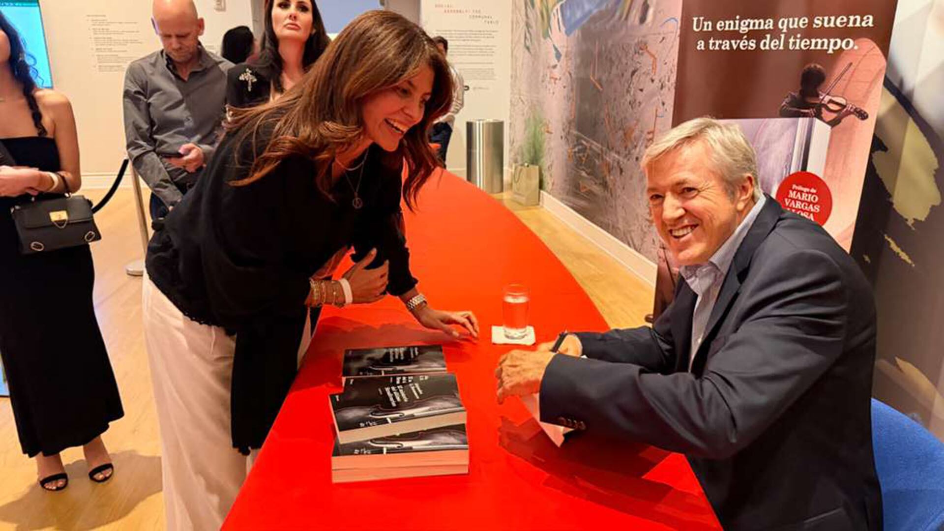 Roemmers firma libros tras la presentación de su novela, en Miami.