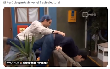 Dos hombres en una pose cómica, uno empujando al otro que está agachado sobre una barandilla de madera, frente a un edificio con el logo de Banco Financiero