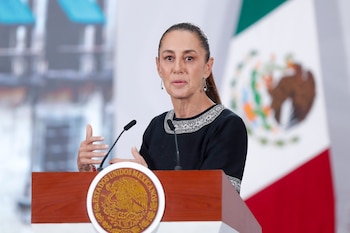 La presidenta de México, Claudia Sheinbaum, participa este jueves en una rueda de prensa en el Palacio Nacional en Ciudad de México (México). EFE/Isaac Esquivel