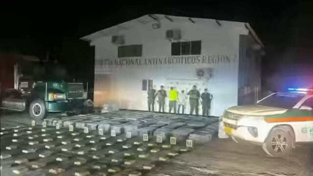 Las autoridades incautaron 4,2 toneladas de marihuana que eran transportadas en un tractocamión por la vía Neiva–Castilla - crédito captura de video