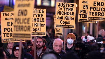 Uno de los expolicías acusado