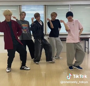 Una boyband japonesa bailó la