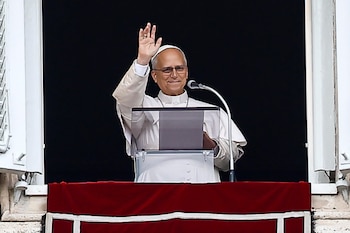 El papa León XIV reza el Ángelus, la oración tradicional de los domingos, desde la ventana de su despacho que da a la Plaza de San Pedro, el día después de su alta del Hospital Universitario Agostino Gemelli, en la Ciudad del Vaticano, el 18 de octubre de 2026. EFE/EPA/ANGELO CARCONI
