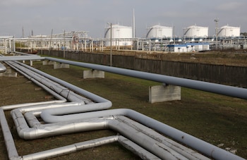 El descenso acumulado del petróleo Brent superó los 15 dólares respecto a la semana anterior, situándose ahora por debajo de los 100 dólares por barril. (EFE/TATYANA ZENKOVICH)