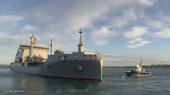 El buque HMNZS Aotearoa parte