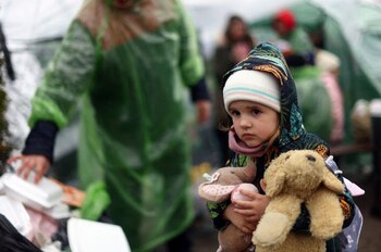 Un niño ucraniano refugiado espera en la fila para cruzar la frontera entre Ucrania y Polonia, después de huir de la invasión rusa de Ucrania, fuera del puesto de control del paso fronterizo en Shehyni, Ucrania. 31 de marzo de 2022. REUTERS/Hannah McKay