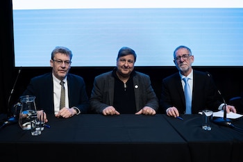 Oscar Alpa, Gustavo Marin (decano de medicina de UNLP) y Gabriel Muntaabski