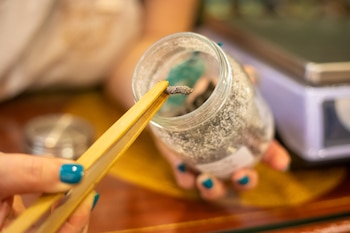 Pimienta negra fermentada en sal