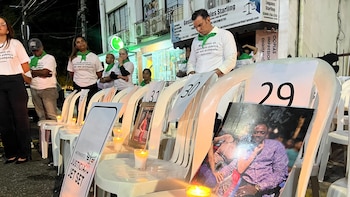 República Dominicana: Colocan 237 sillas frente a la Fiscalía para exigir justicia por las víctimas del derrumbe de Jet Set