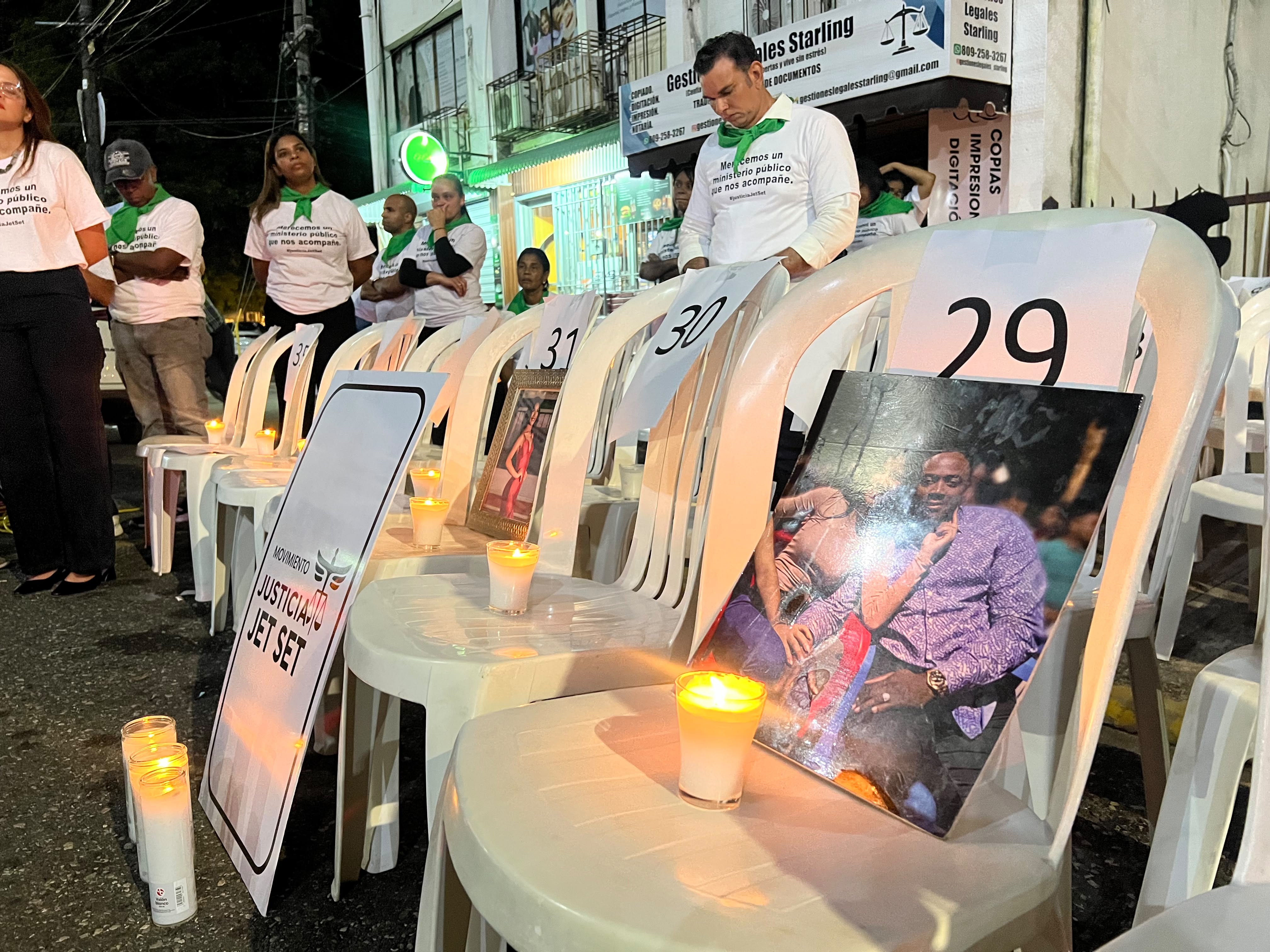 Frente a la Fiscalía, familiares colocaron más de 200 sillas vacías en memoria de las víctimas de Jet Set. (Cortesía: Acento)