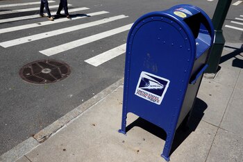 El aumento significativo en el robo de correspondencia en Estados Unidos ha alcanzado cifras alarmantes, pasando de reportarse menos de 60,000 incidentes en 2018 a superar los 250,000 en 2023. (REUTERS/Andrew Kelly)