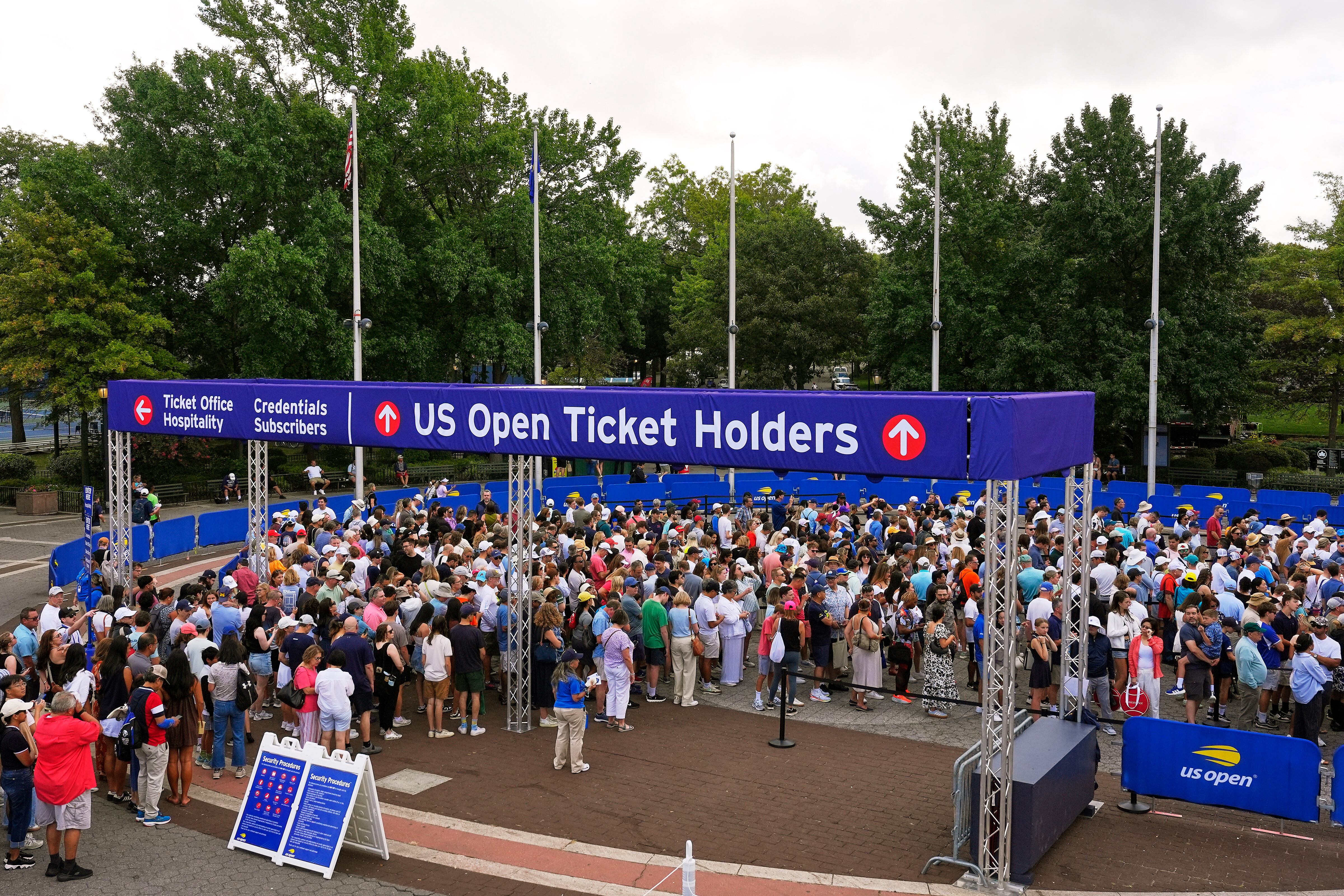 El pase para el primer día con acceso solo a las canchas exteriores en Flushing Meadows multiplica los valores de Wimbledon, Roland Garros y Australia (AP Foto/Yuki Iwamura)