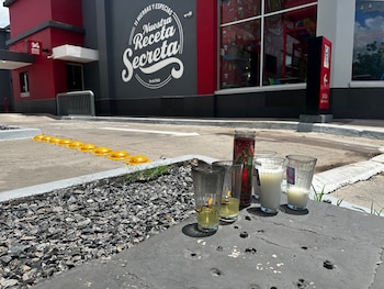 Veladoras cerca del lugar en donde el influencer César Gastélum fue asesinado la noche anterior, el miércoles 5 de agosto de 2026, en Culiacán, México. (AP Foto/Aaron Ibarra)