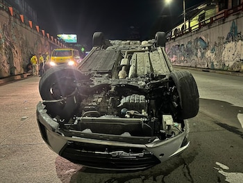 Un accidente de tránsito en los túneles del bulevar Constitución, en San Salvador, dejó tres lesionados tras el vuelco de un vehículo. (Foto cortesía Comandos de Salvamento)