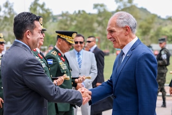 El presidente Nasry Asfura informó sobre la posible compra de un hospital para descongestionar el Hospital Escuela. (Foto: Casa Presidencial)