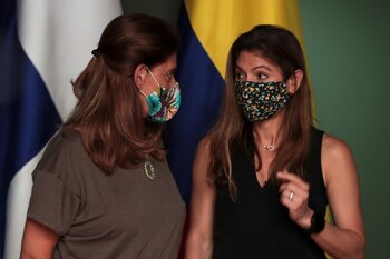 La canciller colombiana, Marta Lucía Ramírez, y su homóloga panameña, Erika Mouynes, hablan durante una visita a un campamento de migrantes, en Meteti, provincia de Darién, Panamá, 6 de agosto, 2021. REUTERS/Erick Marciscano