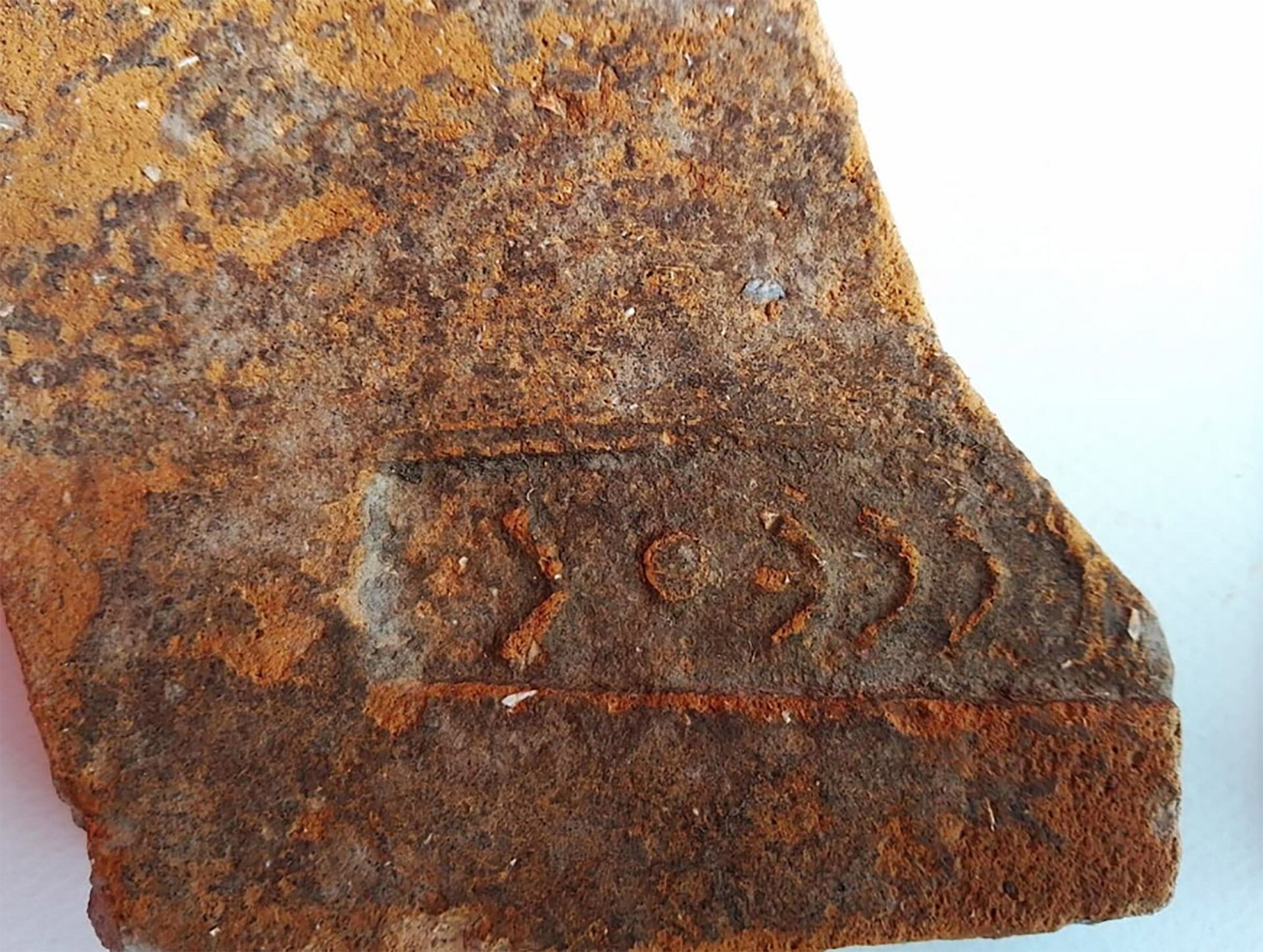 Fragmento de un azulejo del período helenístico con el nombre de Odiseo. Foto cortesía del Ministerio de Cultura de Grecia.