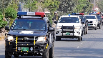 Ascienden a 15 los policías muertos por el ataque suicida de este sábado en el noroeste de Pakistán