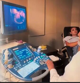 Karla Tarazona y Christian Domínguez vuelven a clínica de fertilidad y desatan rumores de embarazo. Infobae Perú / Captura: IG.