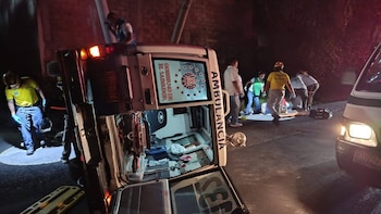 Ambulancia volcó mientras brindaba asistencia