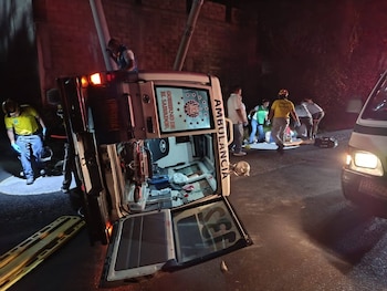 Una ambulancia volcó en Troncal