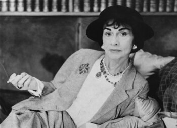 Grandes marcas como Chanel y Prada incorporan sombreros en sus colecciones, por lo que consolidan su lugar como un accesorio imprescindible (Photo by Evening Standard/Hulton Archive/Getty Images)