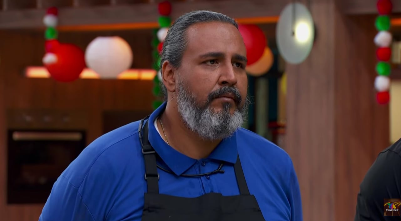 Tres participantes con delantal negro, un solo lugar disponible y ninguna inmunidad de por medio: así fue la eliminación más tensa de MasterChef México 2026 hasta ahora. (Captura de pantalla YouTube MasterChef México)