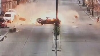 Un auto chocó tras pisar un pozo en el medio de la calle y se incendió en Berazategui: hay dos jóvenes heridos