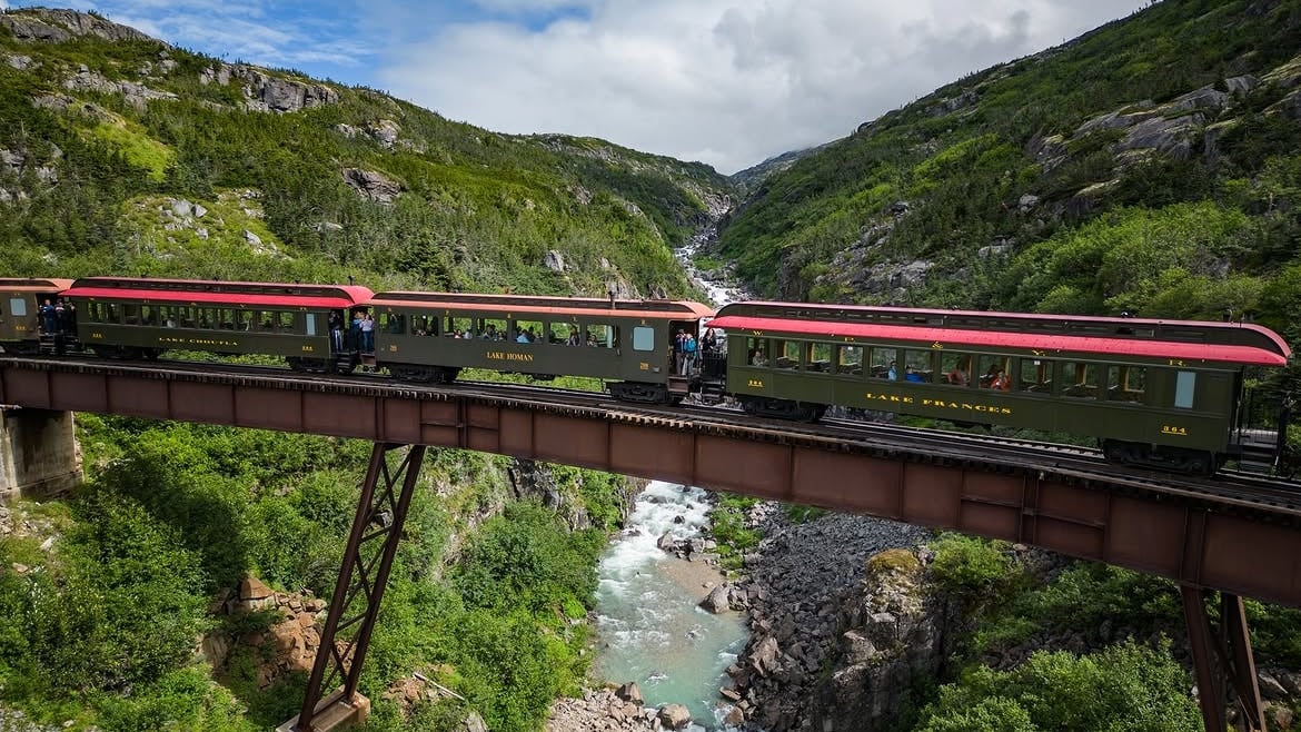 Una legendario ferrocarril retoma su travesía, une historia y naturaleza en el norte de América