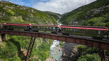 Una legendario ferrocarril retoma su travesía, une historia y naturaleza en el norte de América