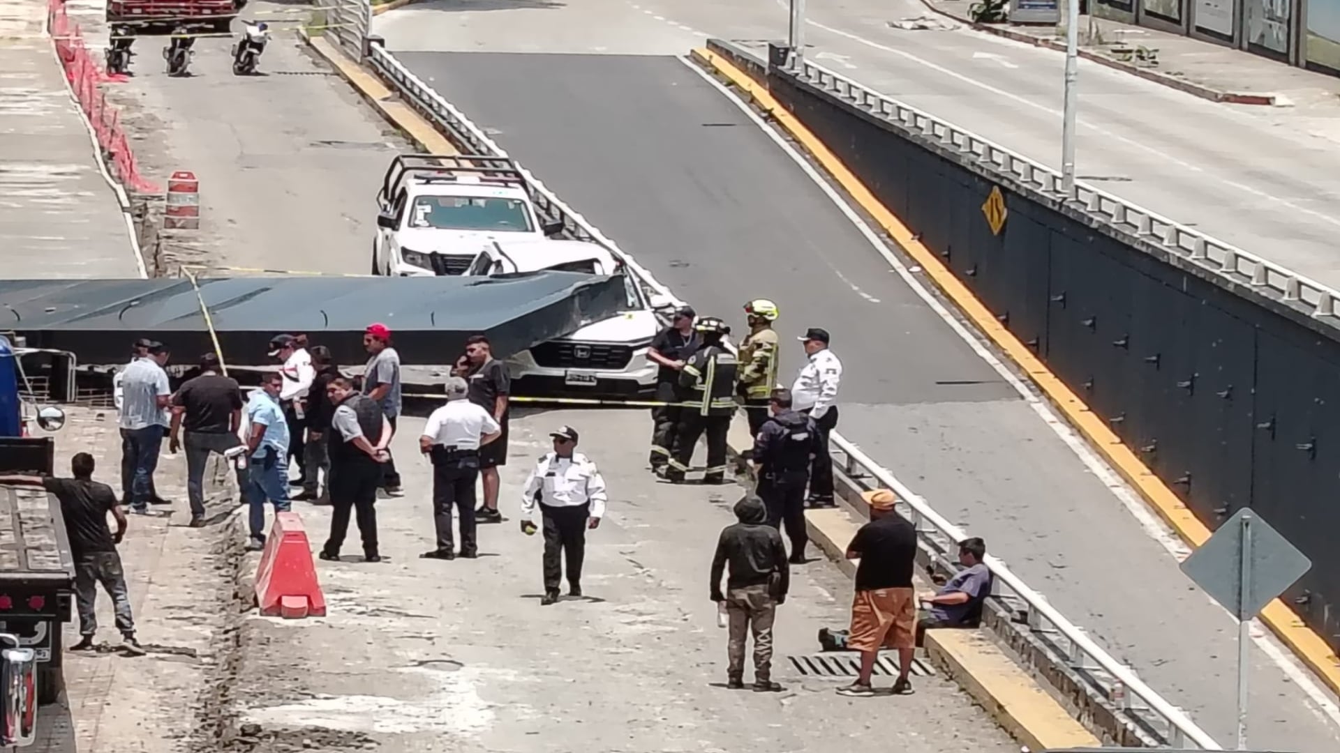 Organizaciones civiles pidieron al Gobierno de la CDMX revisar las condiciones de seguridad, dimensiones, anclaje y mantenimiento de los muebles publicitarios