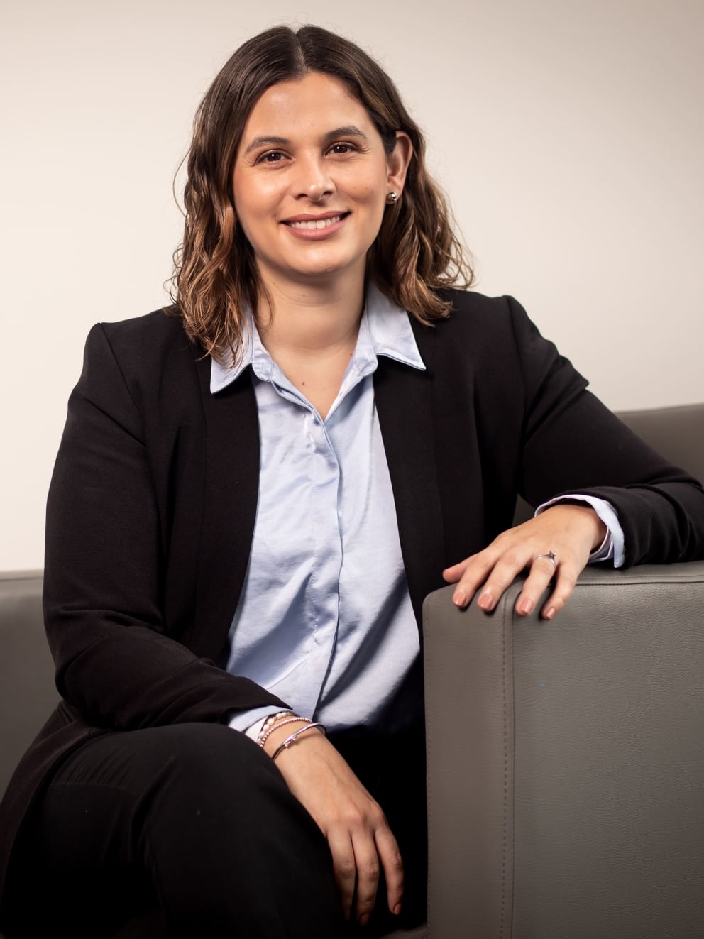 Andrea Neyra ejerce el liderazgo en la construcción, defendiendo la toma de decisiones autónoma y la participación femenina en espacios tradicionalmente masculinizados.