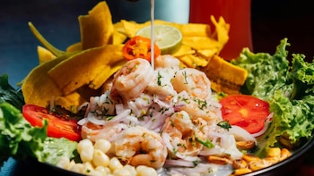 Comensal masticó piedra que se encontraba en su ceviche y se rompió un diente: restaurante fue sancionado con S/ 57.860