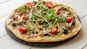 Receta de masa de pizza romana casera, una base fina y muy crujiente que nada tiene que ver con la napolitana