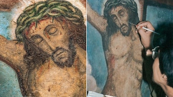 Composición de dos imágenes: primer plano del rostro pintado de Cristo y una persona que interviene la obra mural con un pincel fino