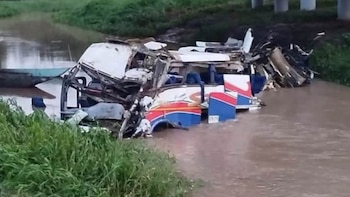 Bus del vallenatero Kbeto Zuleta, hijo de Poncho Zuleta, se accidentó en Magdalena: la agrupación cayó al río Ariguaní