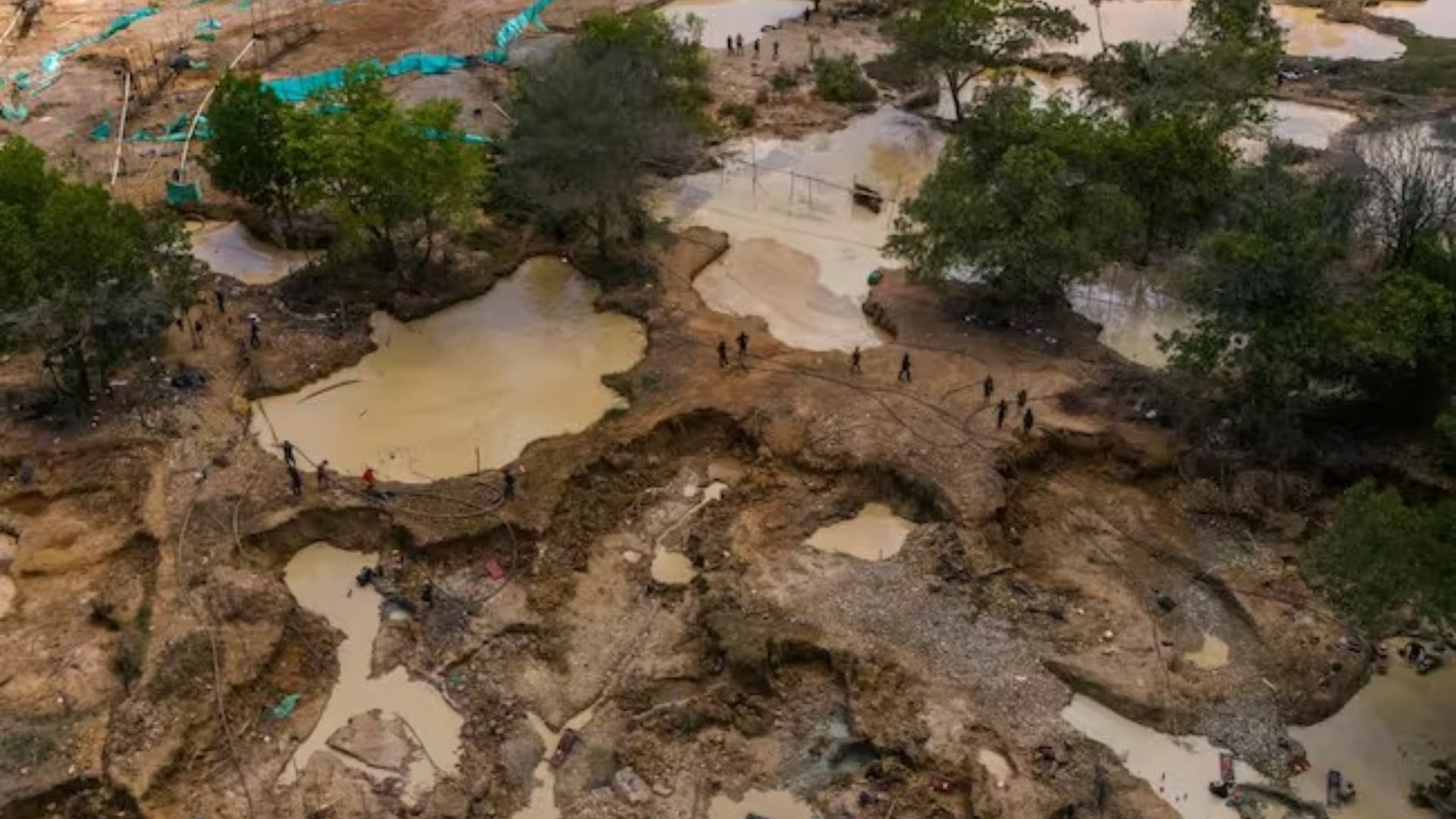 El ELN advierte sanciones a quienes generen daños ambientales o sean testaferros del Clan del Golfo en las zonas mineras - crédito Federico Rios Escobar