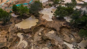 La Séptima División del Ejército Nacional confirmó la presencia de más de 2.000 mineros ilegales cerca de una base militar en el Bajo Cauca antioqueño - crédito Federico Rios Escobar