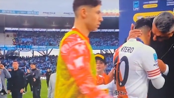 El gesto de Montiel con Tapia en la premiación de Belgrano que generó revuelo en las redes