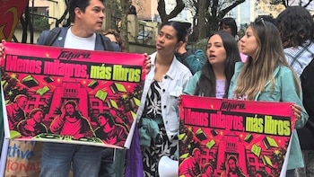 Agentes de la Unidad Nacional Antidisturbios fueron reubicados por tensión con manifestantes en la Biblioteca Nacional en el centro de Bogotá