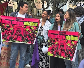 Los jóvenes y trabajadores acudieron al lugar para pedir la renuncia de la directora de la Biblioteca Nacional - crédito Somos Jacarandas / Instagram