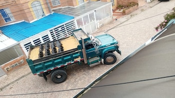 Una volqueta cargada con explosivos fue abandonada cerca de un conjunto residencial y detonada de forma controlada por antiexplosivos - crédito X