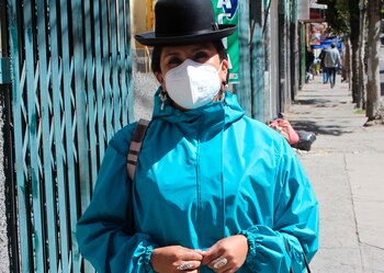 La emprendedora boliviana Mónica Calizaya fue registrada este martes al usar un traje de bioseguridad diseñado por ella, durante una entrevista con Efe, en La Paz (Bolivia). EFE/Luis Ángel Reglero