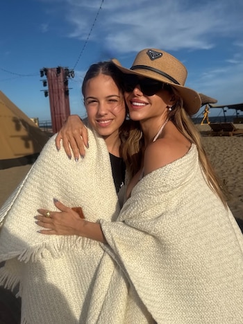 Evangelina junto a Lola, su