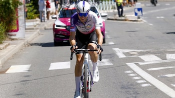 El guatemalteco Sergio Chumil abandona la Vuelta a España tras una caída en la segunda etapa