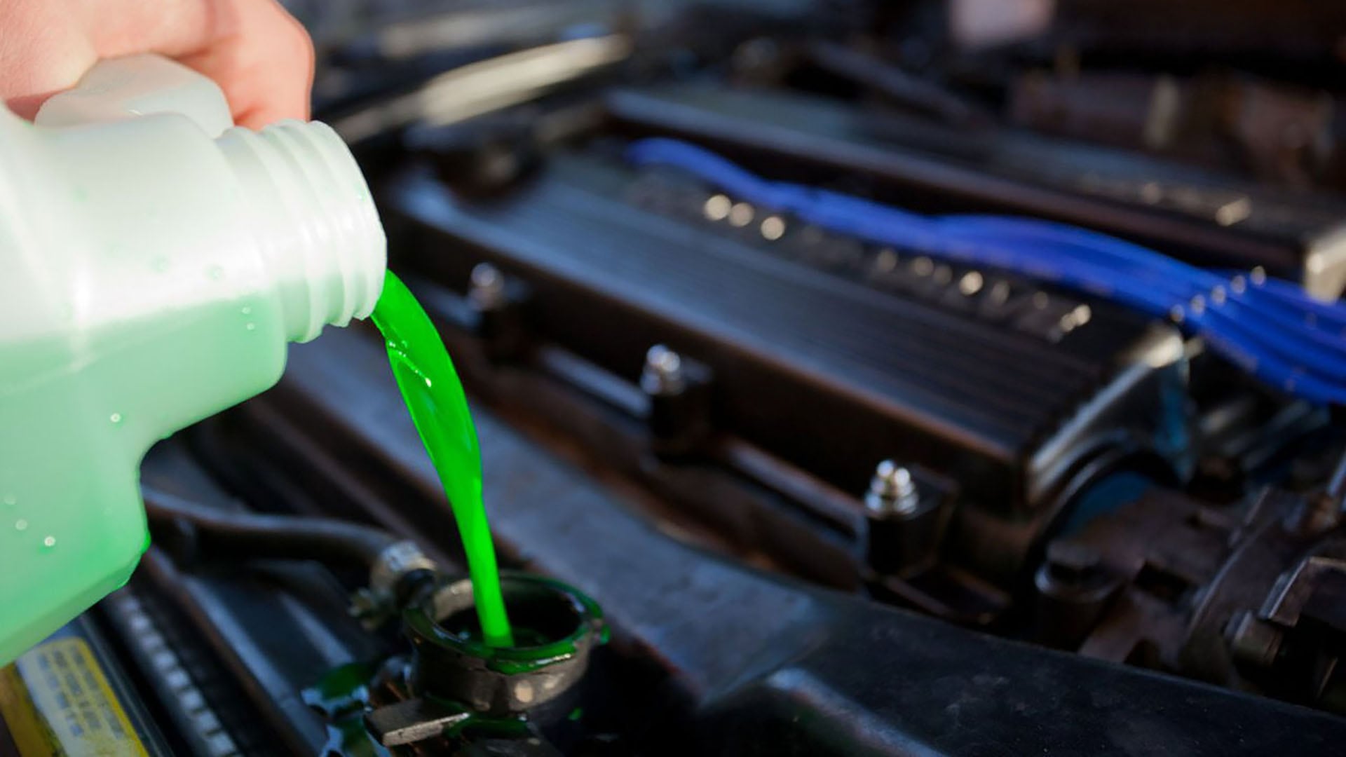 Ya no hay distinción entre líquido refrigerante y anticogelante. El primero cumple las funciones de prevenir picos altos y bajos de temperatura en el motor