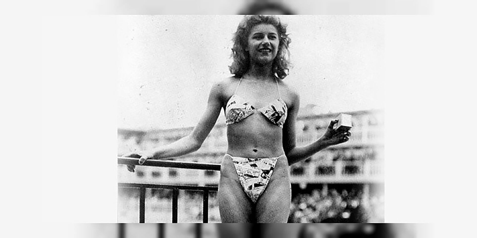 Micheline Bernardini, de 19 años, posa con el primer bikini moderno el 5 de julio de 1946 en la piscina Molitor de París (Archivo histórico)