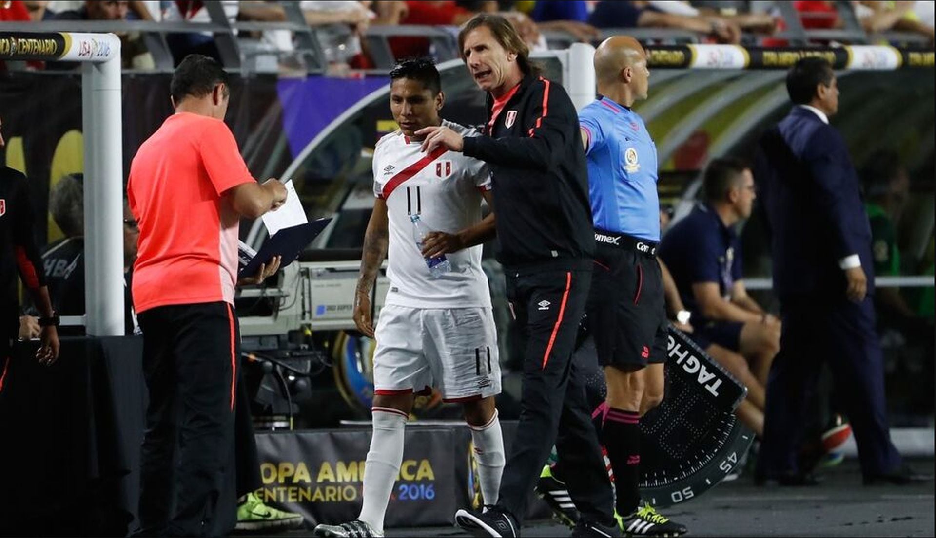 No fue una cuestión de jerarquía ni de rendimiento. Fue el cuerpo el que habló por Claudio Pizarro cada vez que llegaba a la concentración, y esa señal repetida terminó por cambiar el rumbo de la selección peruana. (Selección Peruana)